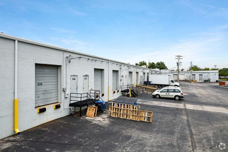 1671-1683 Larkin Williams Rd, Fenton, MO for lease - Building Photo - Image 3 of 5