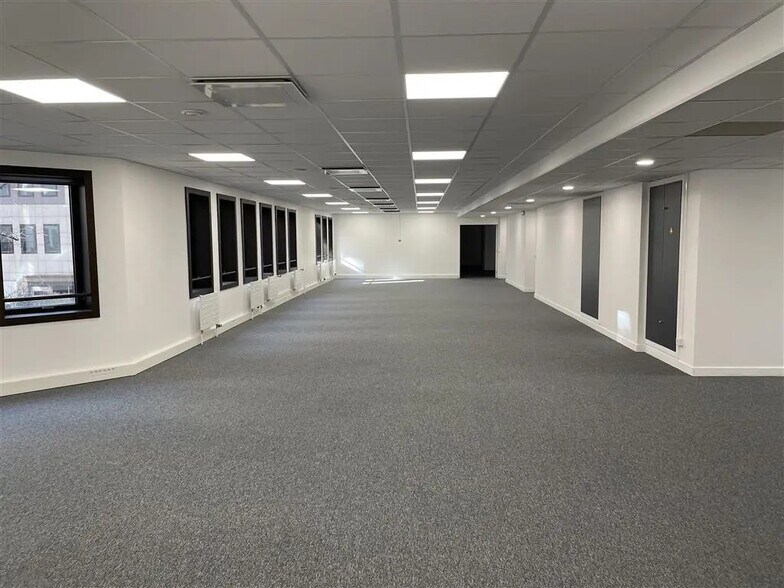 Office in Nanterre for lease - Building Photo - Image 3 of 7