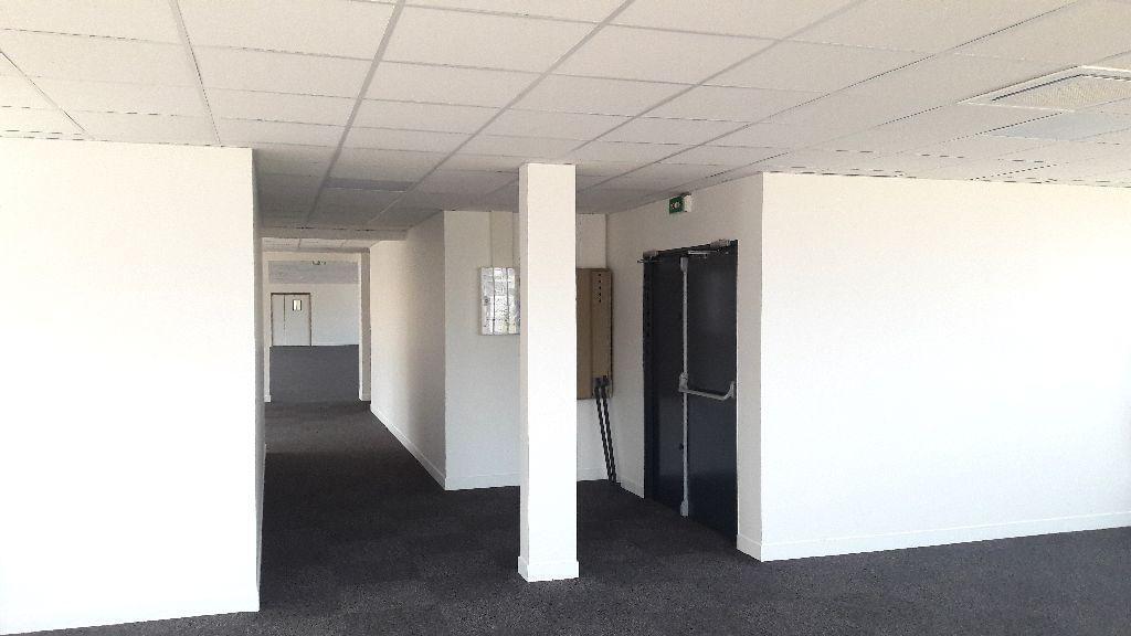 Office in Clichy for lease Interior Photo- Image 1 of 6
