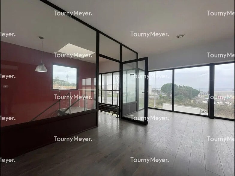 Flex in Frontignan for lease - Interior Photo - Image 1 of 6