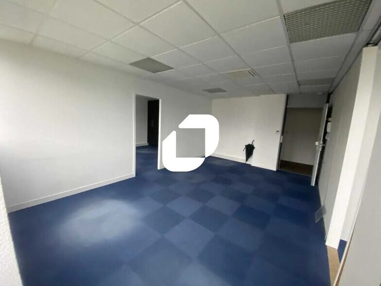 Office in Bordeaux for lease - Interior Photo - Image 1 of 7