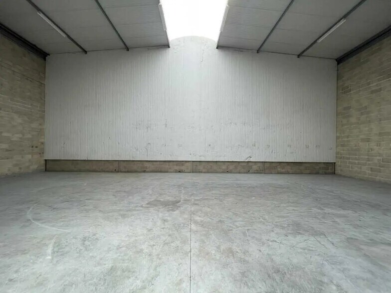 Flex in Allonne for lease - Interior Photo - Image 3 of 4