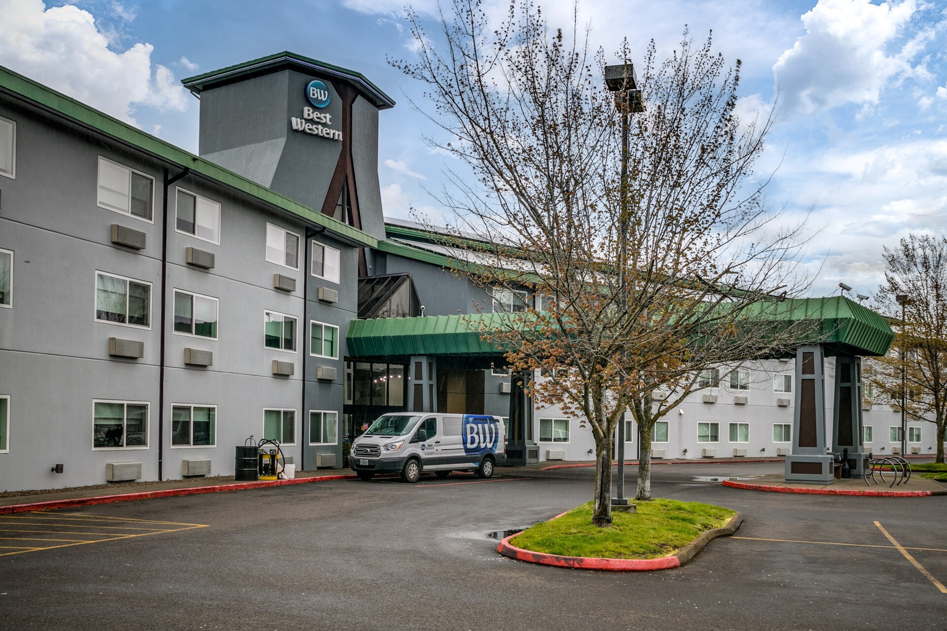 1215 N Hayden Meadows Dr, Portland, OR for sale Building Photo- Image 1 of 1