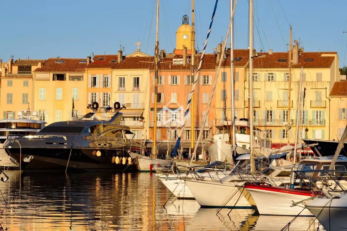 Retail in Saint-Tropez for lease Building Photo- Image 1 of 4