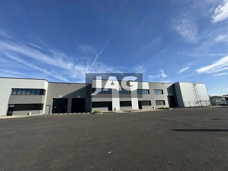 Flex in Pierre-Bénite for sale - Building Photo - Image 1 of 14