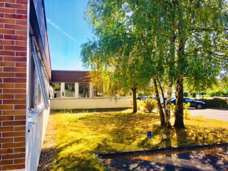 Office in Apremont for lease - Building Photo - Image 3 of 4