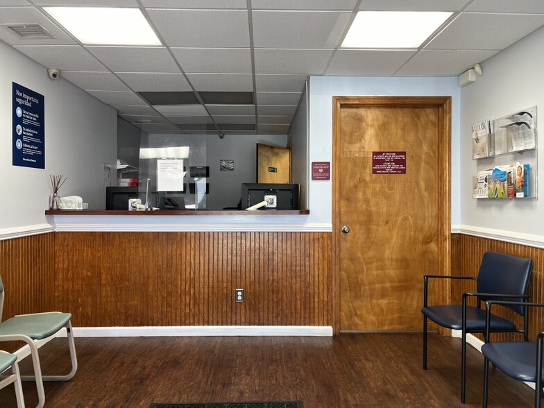 2814 Middletown Rd, Bronx, NY for lease - Lobby - Image 2 of 2