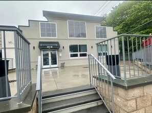 391 W Jericho Tpke, Huntington, NY for lease Building Photo- Image 2 of 23