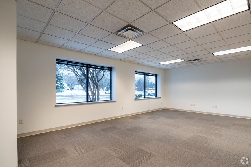 575 SW Old Highway 8, New Brighton, MN for lease - Interior Photo - Image 2 of 12