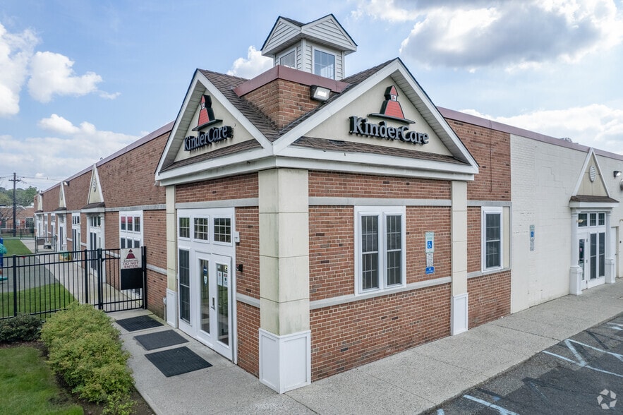 407-411 Sette Dr, Paramus, NJ for lease - Building Photo - Image 3 of 4