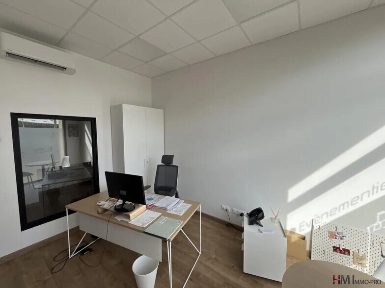 Office in Le Havre for lease - Interior Photo - Image 1 of 12