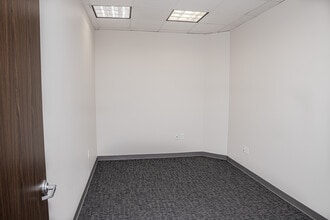 2525 N Loop Fwy W, Houston, TX for lease Building Photo- Image 2 of 5