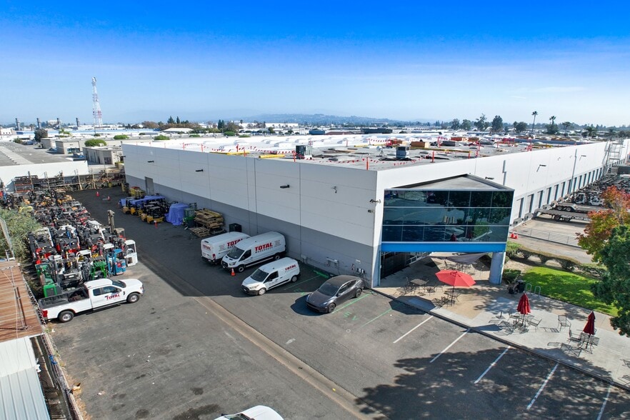 2891-2895 E Miraloma Ave, Anaheim, CA for lease - Building Photo - Image 3 of 4