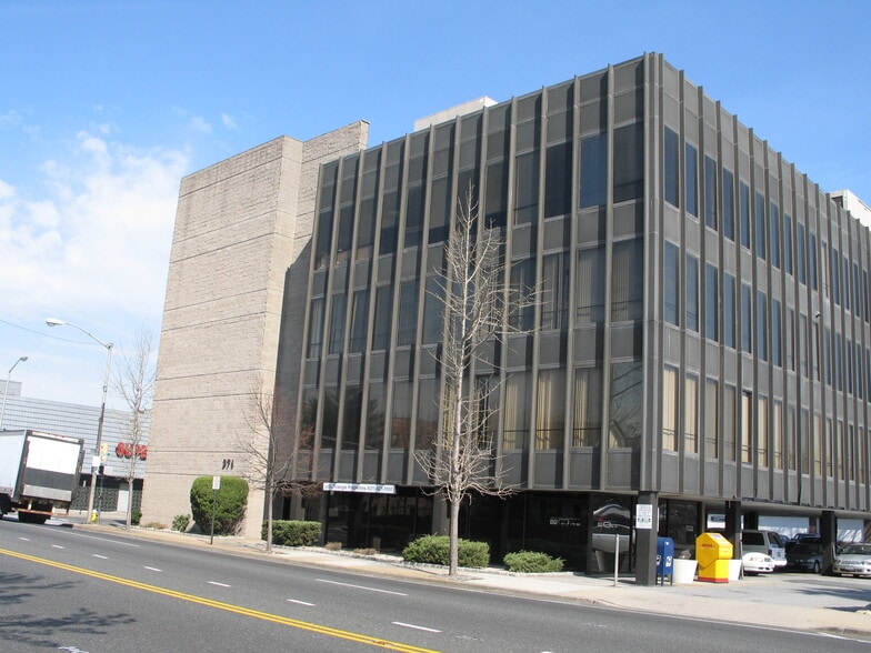 371 Merrick Rd, Rockville Centre, NY for lease - Building Photo - Image 1 of 12