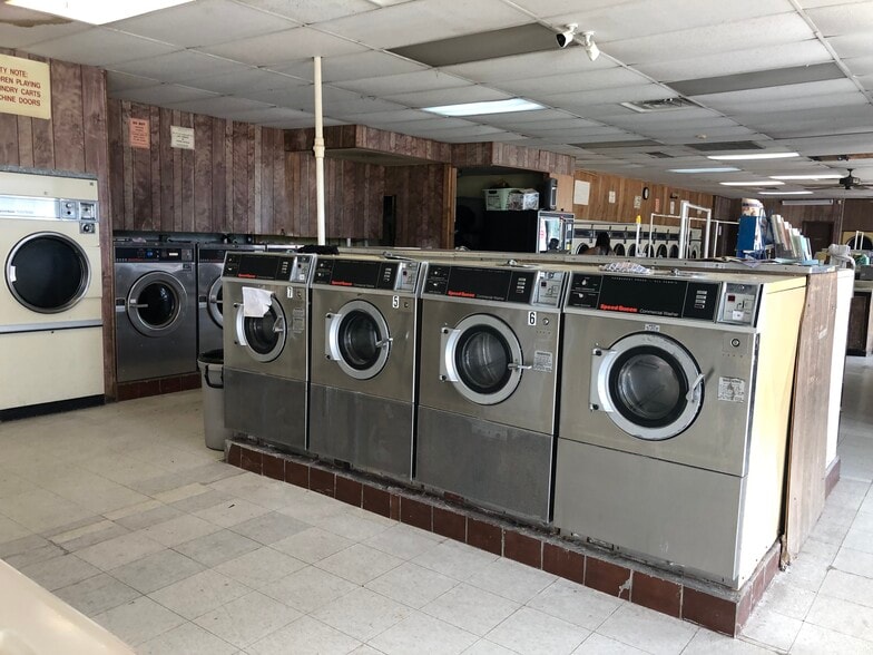 2890 S Hillside St, Wichita, KS for sale - Interior Photo - Image 2 of 5