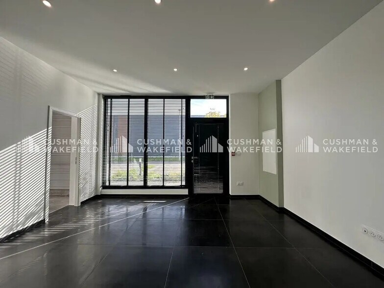 Flex in Ostwald for lease - Interior Photo - Image 2 of 10