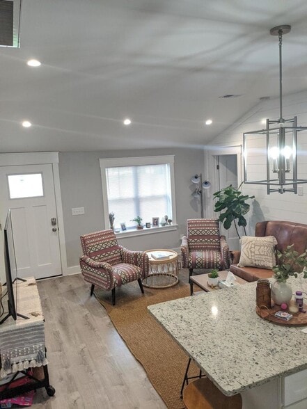 763-767 Long Point Rd Portfolio portfolio of 2 properties for sale on LoopNet.com - Interior Photo - Image 3 of 17