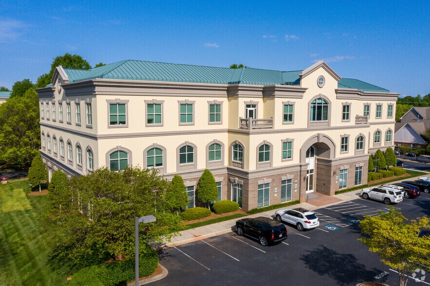 16810 Kenton Dr, Huntersville, NC for lease - Building Photo - Image 1 of 3