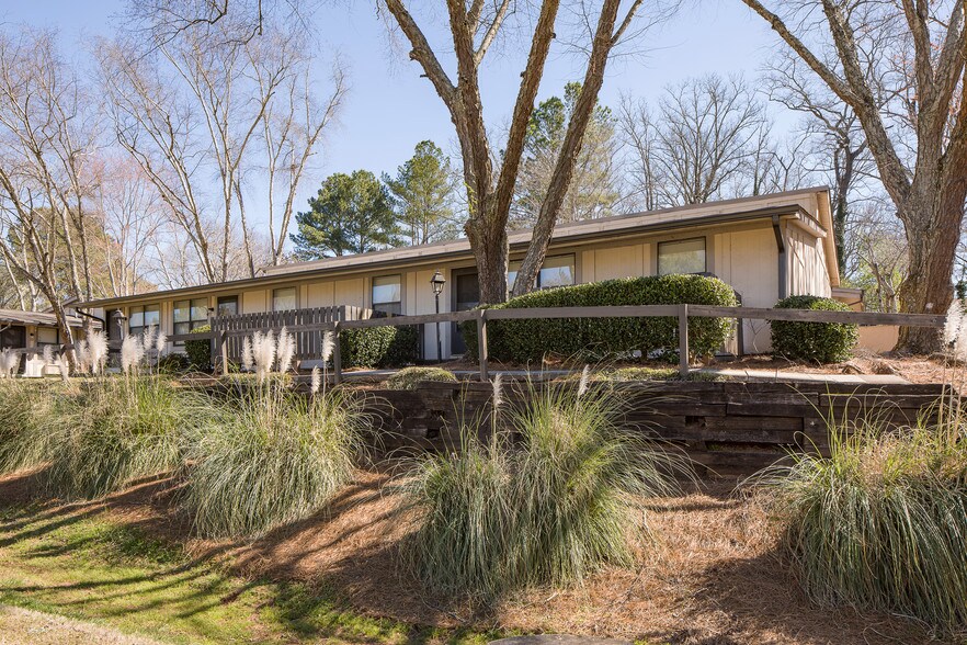 481 Hambrick Rd, Stone Mountain, GA 30083