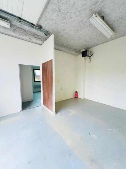 Office in Noisy-le-Roi for lease - Interior Photo - Image 2 of 7
