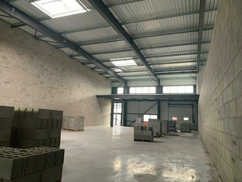 Flex in Dagneux for lease - Building Photo - Image 1 of 22