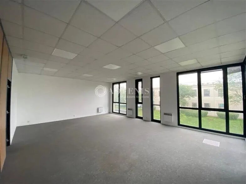 Office in Créteil for lease - Interior Photo - Image 3 of 6