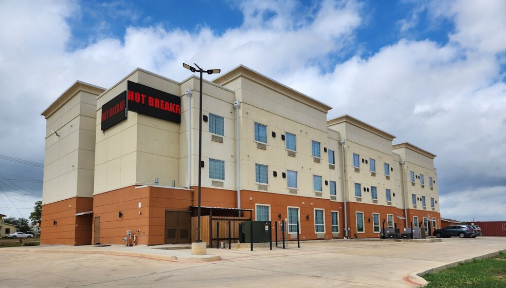 333 N I-35, Cotulla, TX for sale - Primary Photo - Image 1 of 1