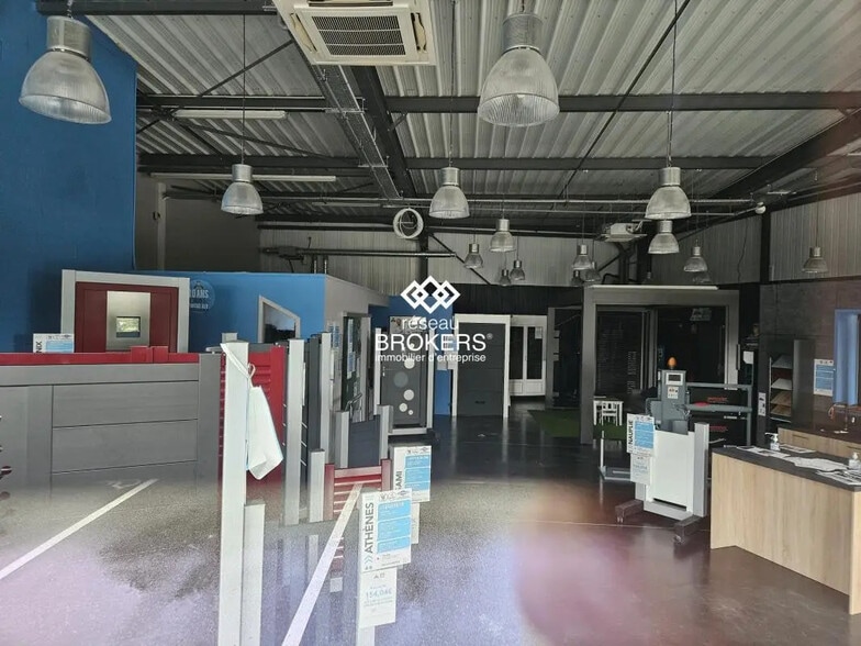 Retail in Valence for lease - Interior Photo - Image 1 of 7