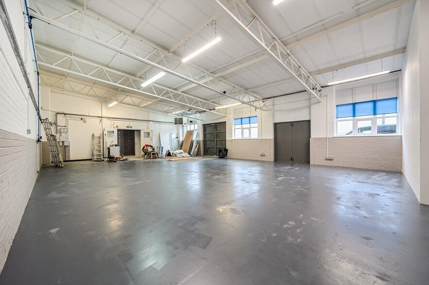 12 Station Close, Potters Bar for sale - Building Photo - Image 2 of 10