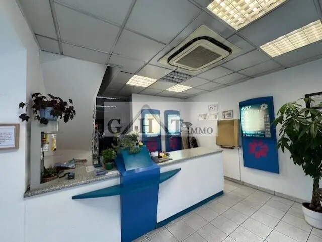 Retail in Vincennes for lease - Interior Photo - Image 2 of 2