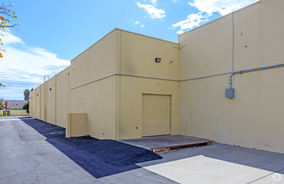 17510 Carmenita Rd, Cerritos, CA for lease - Building Photo - Image 3 of 9