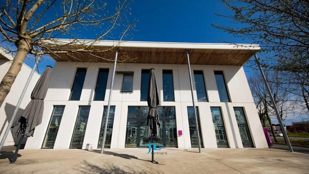 Retail in Le Haillan for lease - Building Photo - Image 1 of 3