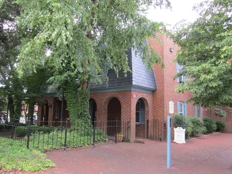 131 Kings Way, Hampton, VA for sale - Building Photo - Image 1 of 1