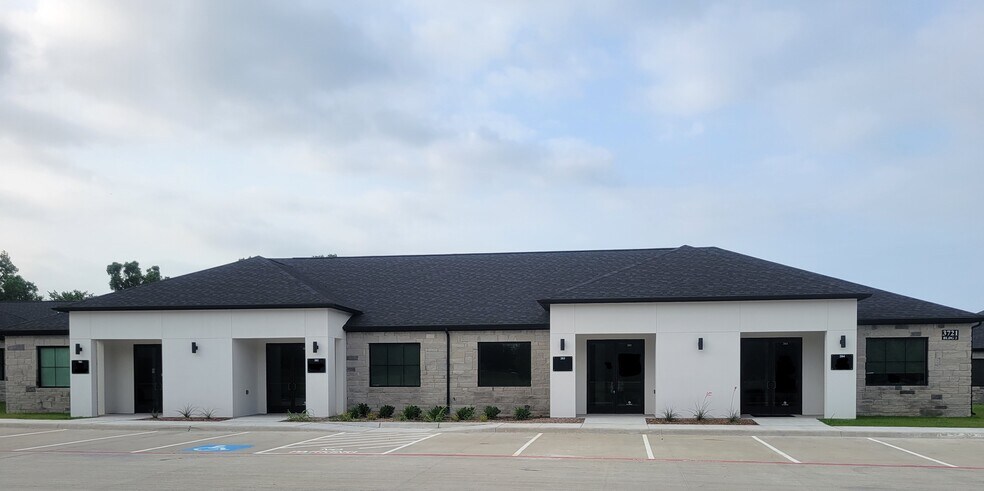 3721 S Stonebridge Dr, McKinney, TX for lease - Building Photo - Image 1 of 17