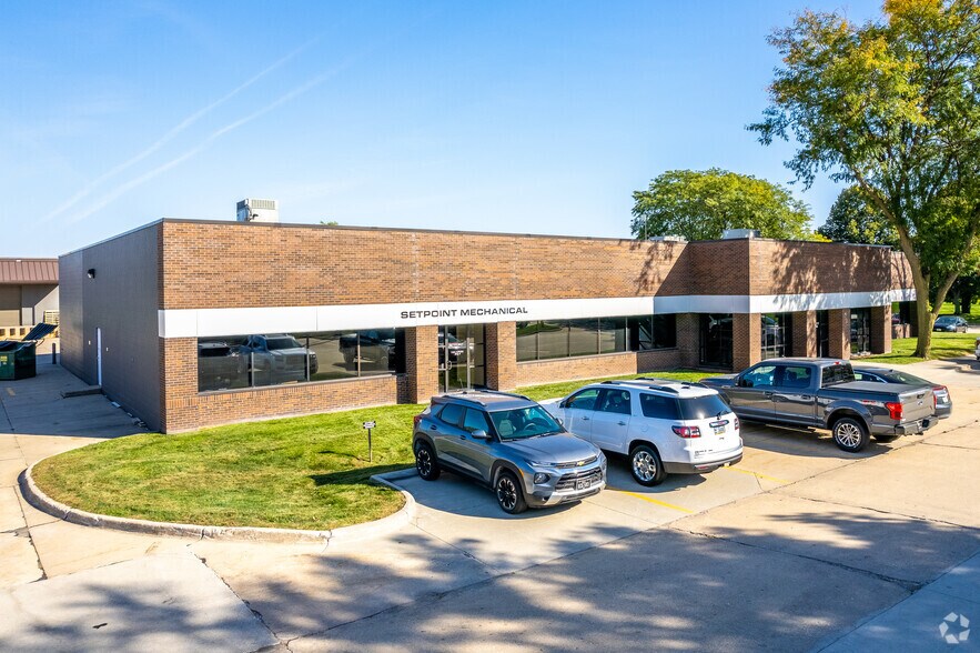 11201-11243 Aurora Ave, Urbandale, IA for lease - Building Photo - Image 3 of 6