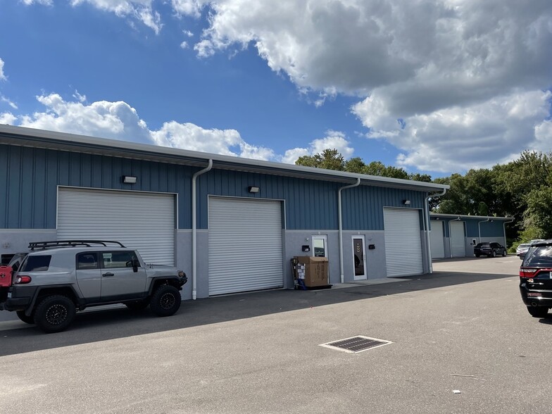 4402 W Crest Ave, Tampa, FL for lease - Building Photo - Image 3 of 9