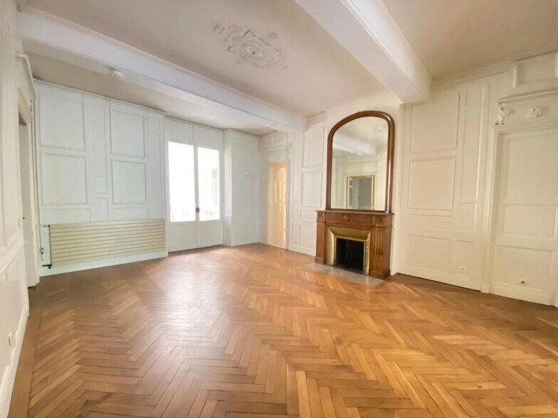 Office in Bordeaux for lease - Interior Photo - Image 1 of 9