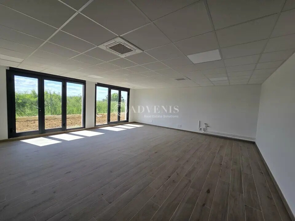 Office in Saint-Pathus for lease Interior Photo- Image 1 of 7