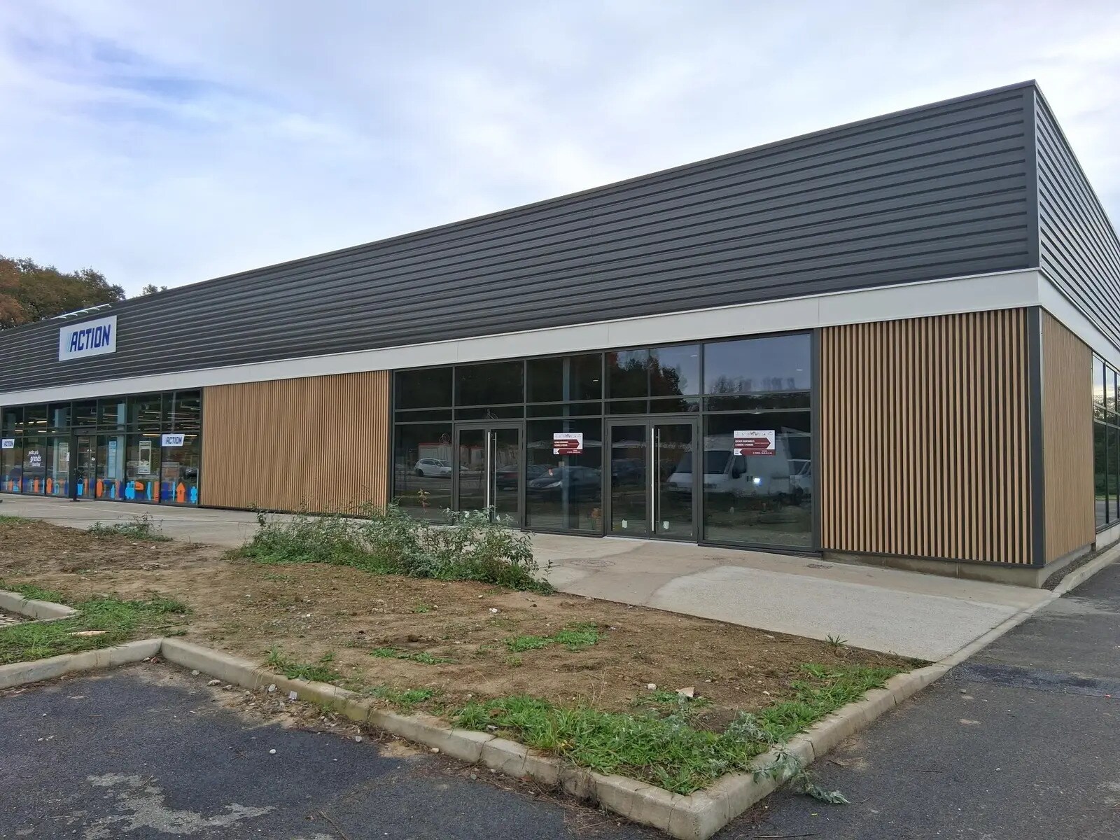 Retail in ARTIX for lease Building Photo- Image 1 of 10