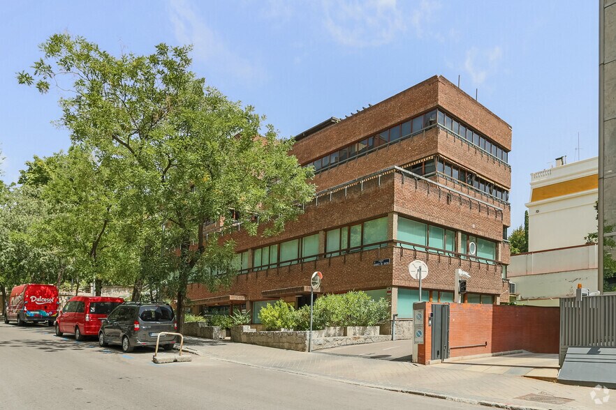 Calle Álvarez de Baena, 4, Madrid, Madrid for sale - Primary Photo - Image 1 of 1