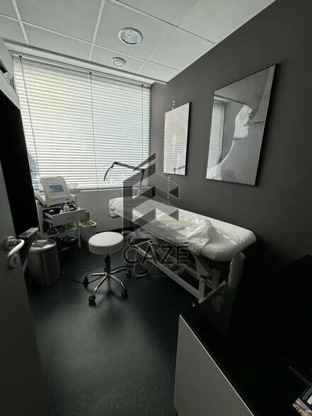 Office in Bordeaux for lease - Interior Photo - Image 3 of 6