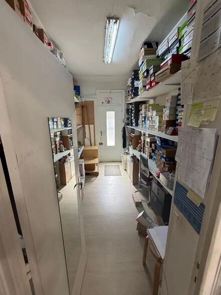 Retail in Paris for lease - Interior Photo - Image 2 of 4