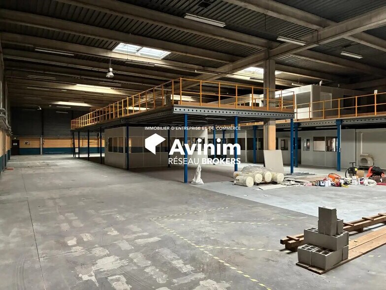 Industrial in Vitrolles for lease - Building Photo - Image 2 of 9