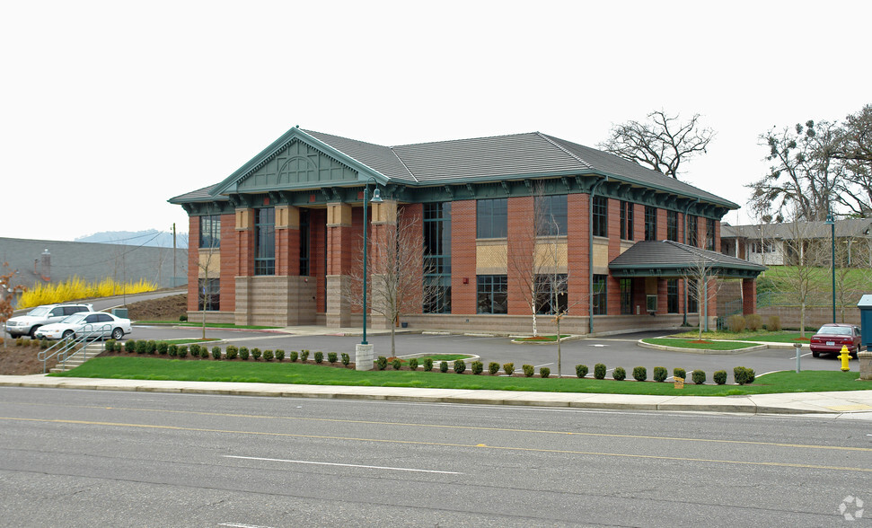 1495 NW Garden Valley Blvd, Roseburg, OR for lease - Primary Photo - Image 1 of 8