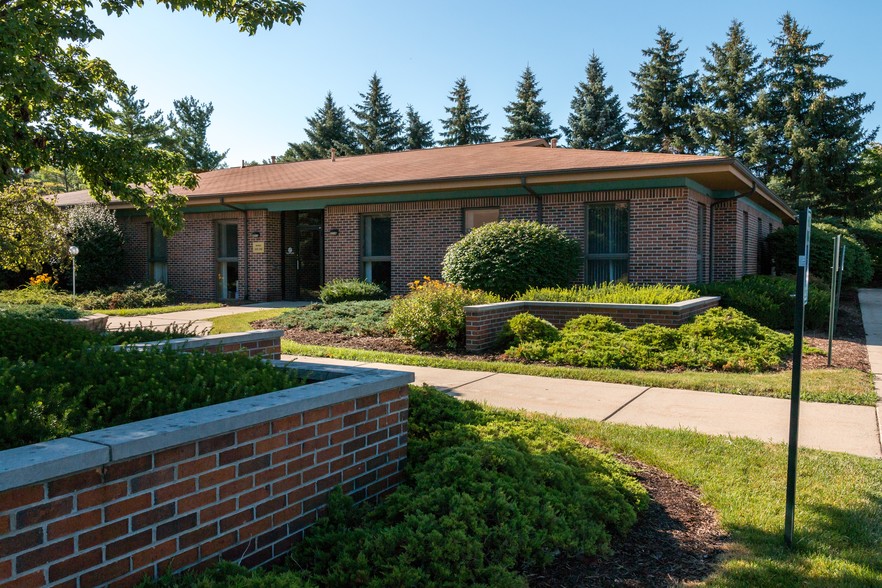 2145 University Park Dr, Okemos, MI for lease - Building Photo - Image 1 of 3