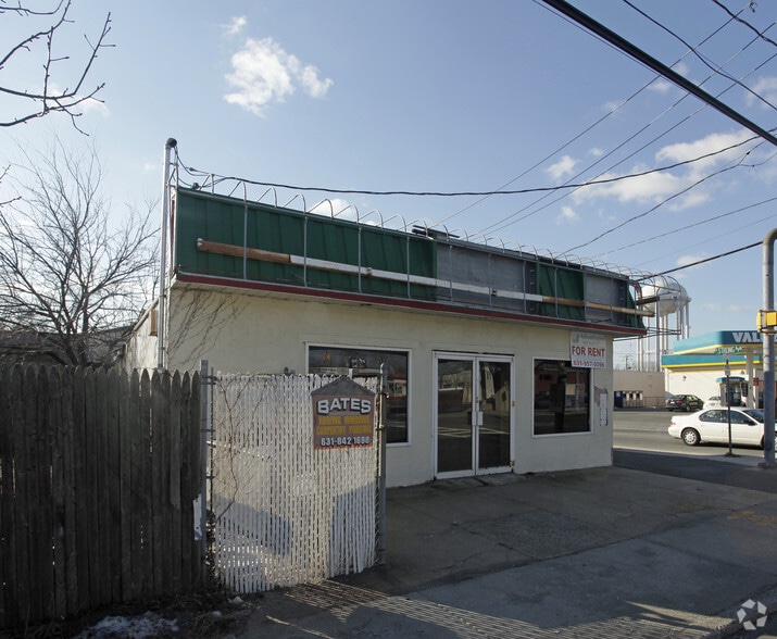 669 W Hoffman Ave, Lindenhurst, NY for sale - Primary Photo - Image 1 of 1