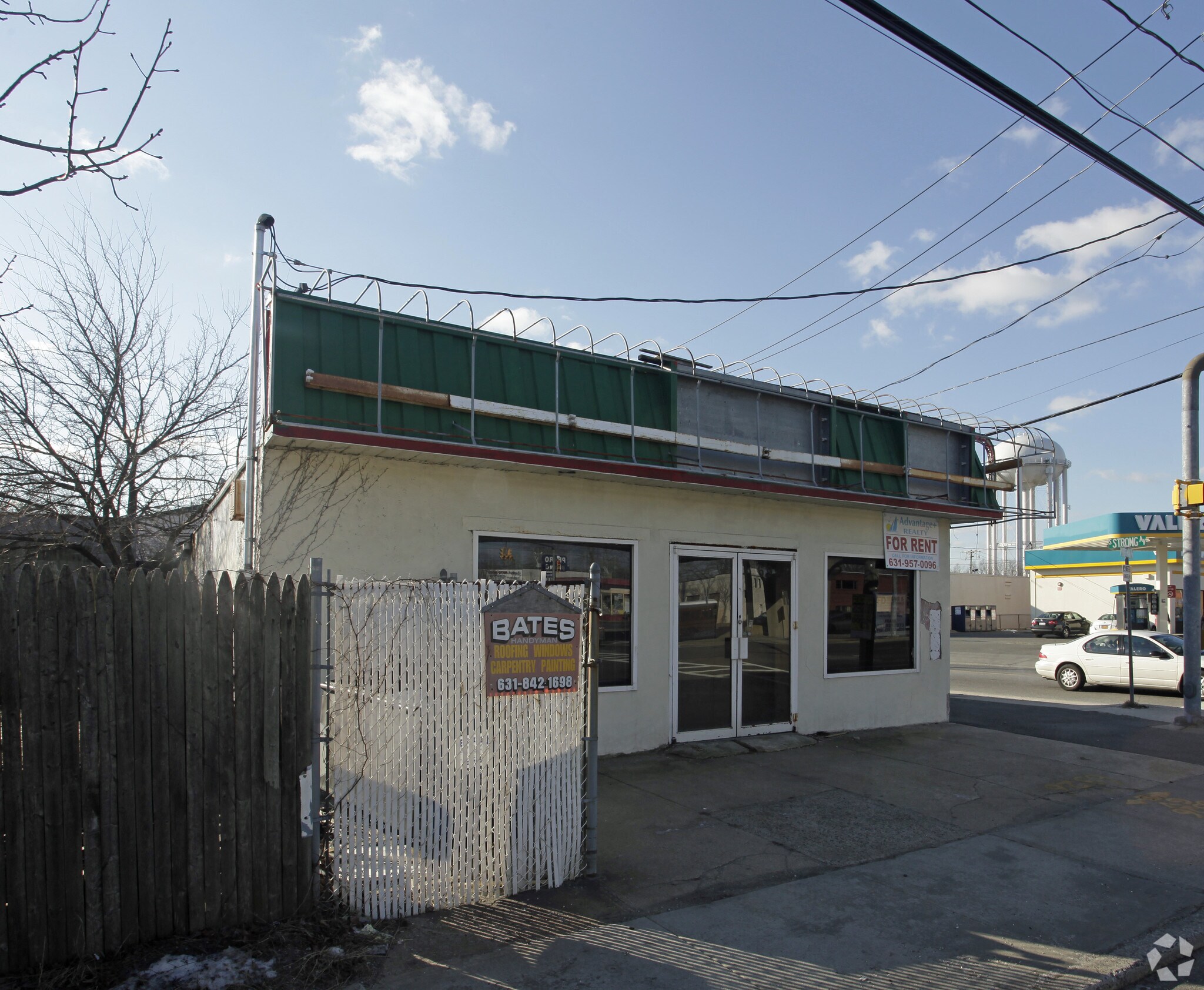 669 W Hoffman Ave, Lindenhurst, NY for sale Primary Photo- Image 1 of 1