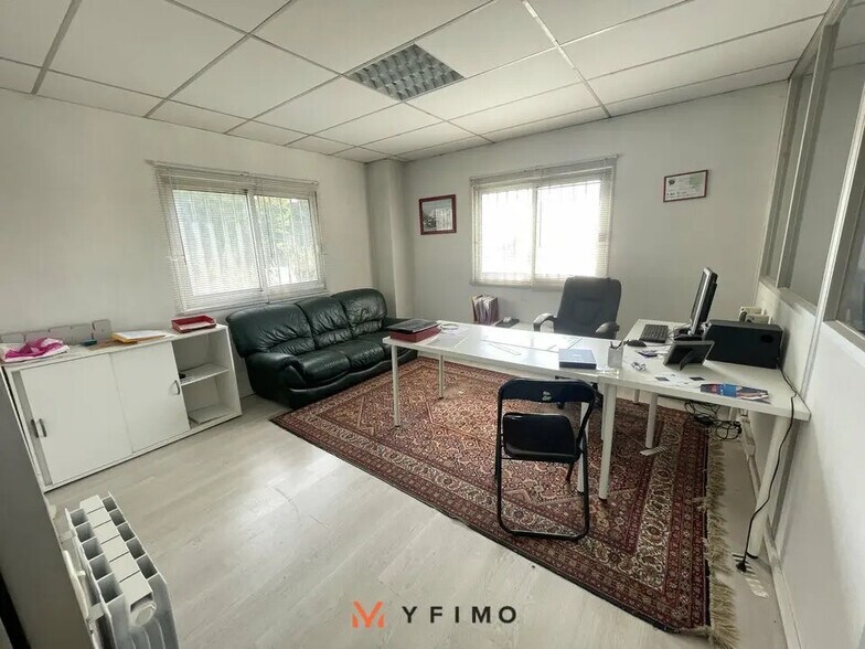 Flex in Ecquevilly for lease - Interior Photo - Image 3 of 6