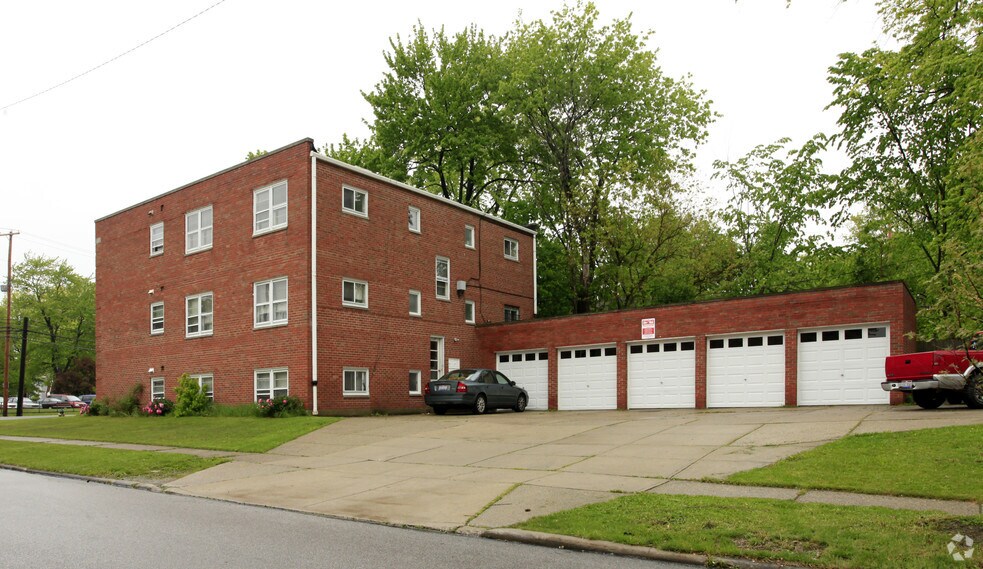 2833 Noble Rd, Cleveland, OH 44121
