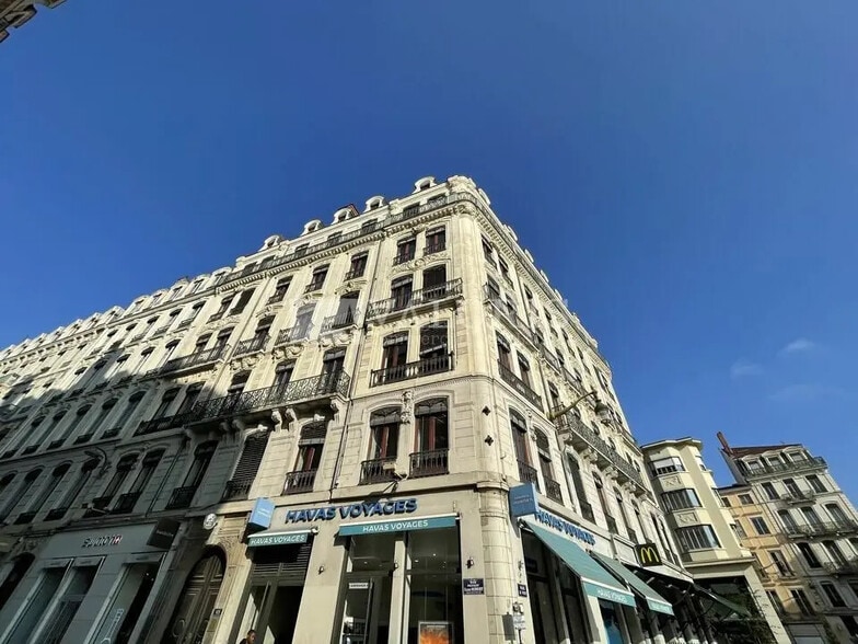 Office in Lyon for lease - Building Photo - Image 1 of 8